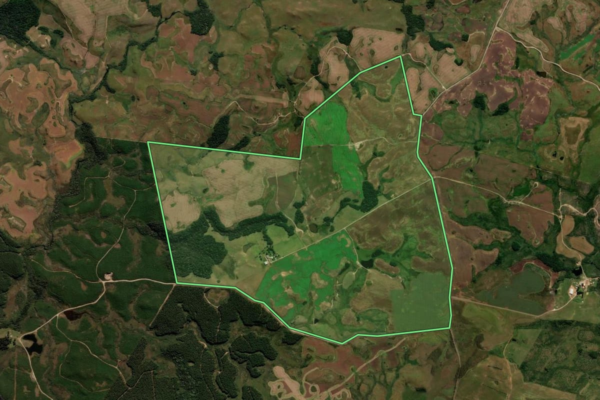 Imagem de satélite do imóvel rural em Água Doce (SC), com o contorno declarado no CAR desenhado por cima.