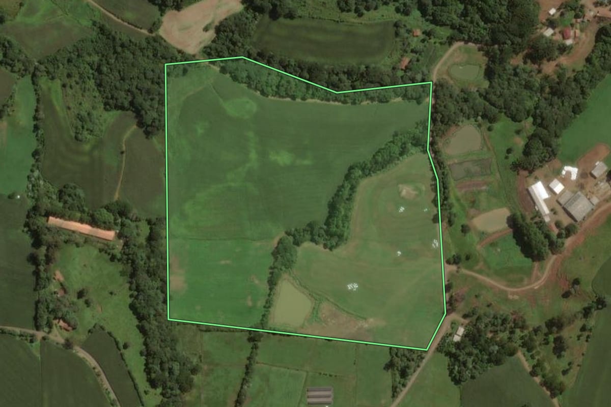 Imagem de satélite do imóvel rural em Água Doce (SC), com o contorno declarado no CAR desenhado por cima.