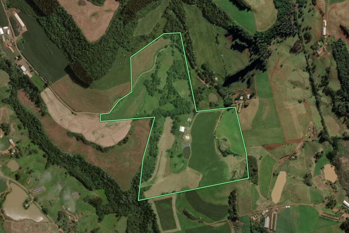 Imagem de satélite do imóvel rural em Água Doce (SC), com o contorno declarado no CAR desenhado por cima.