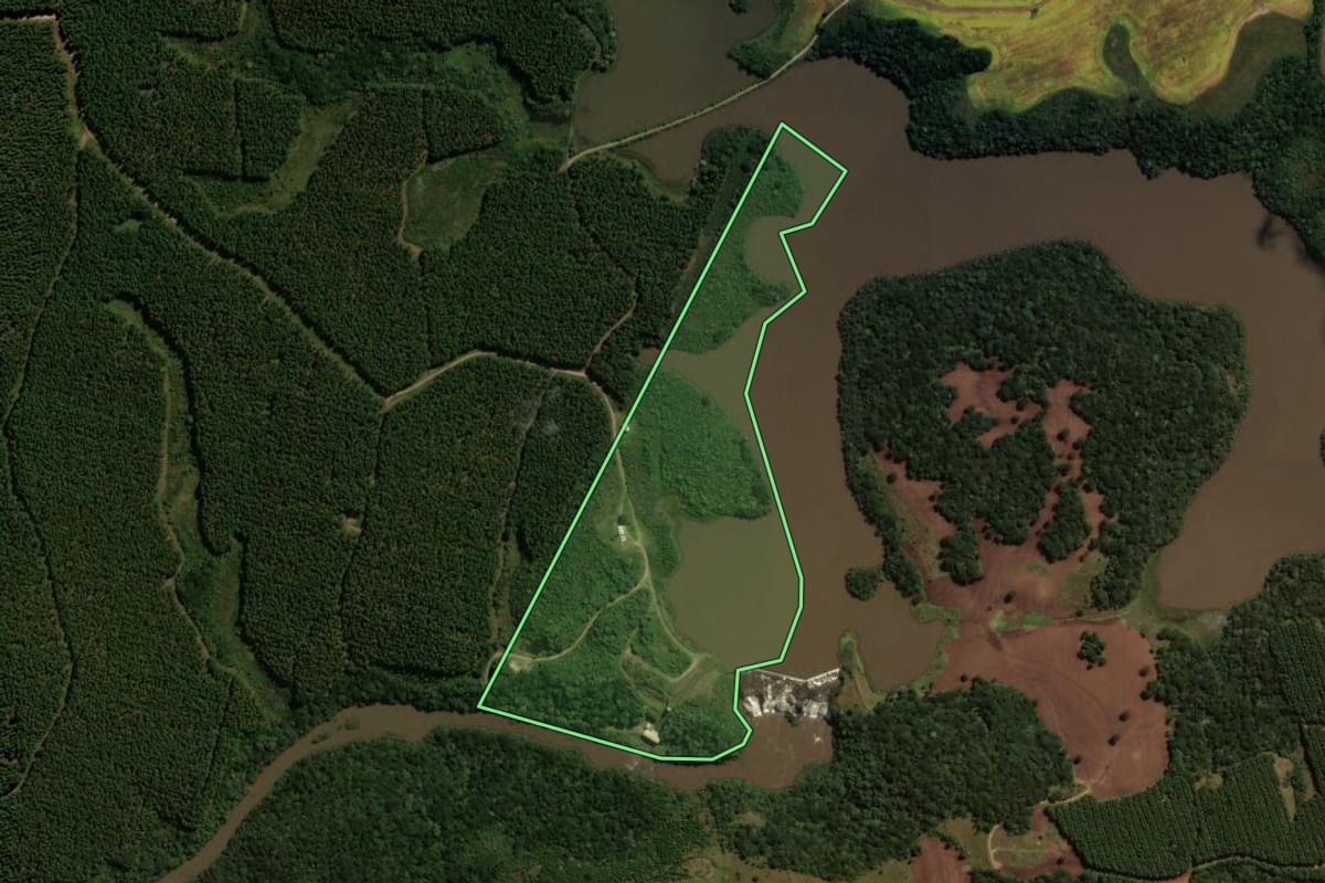 Imagem de satélite do imóvel rural em Água Doce (SC), com o contorno declarado no CAR desenhado por cima.