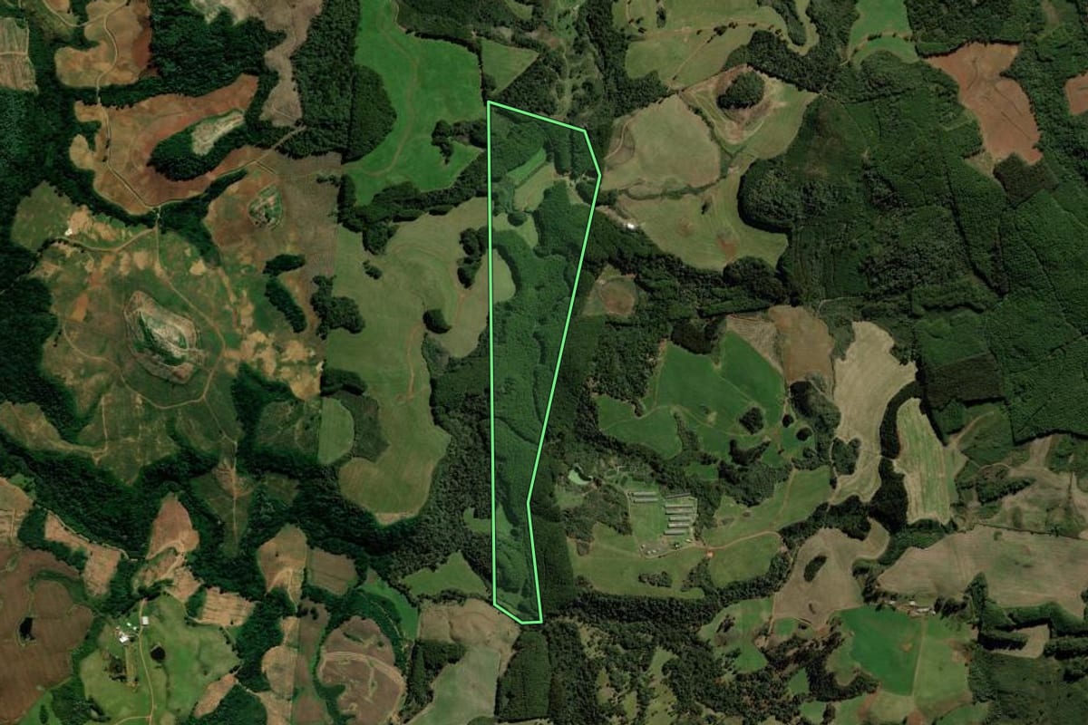 Imagem de satélite do imóvel rural em Água Doce (SC), com o contorno declarado no CAR desenhado por cima.