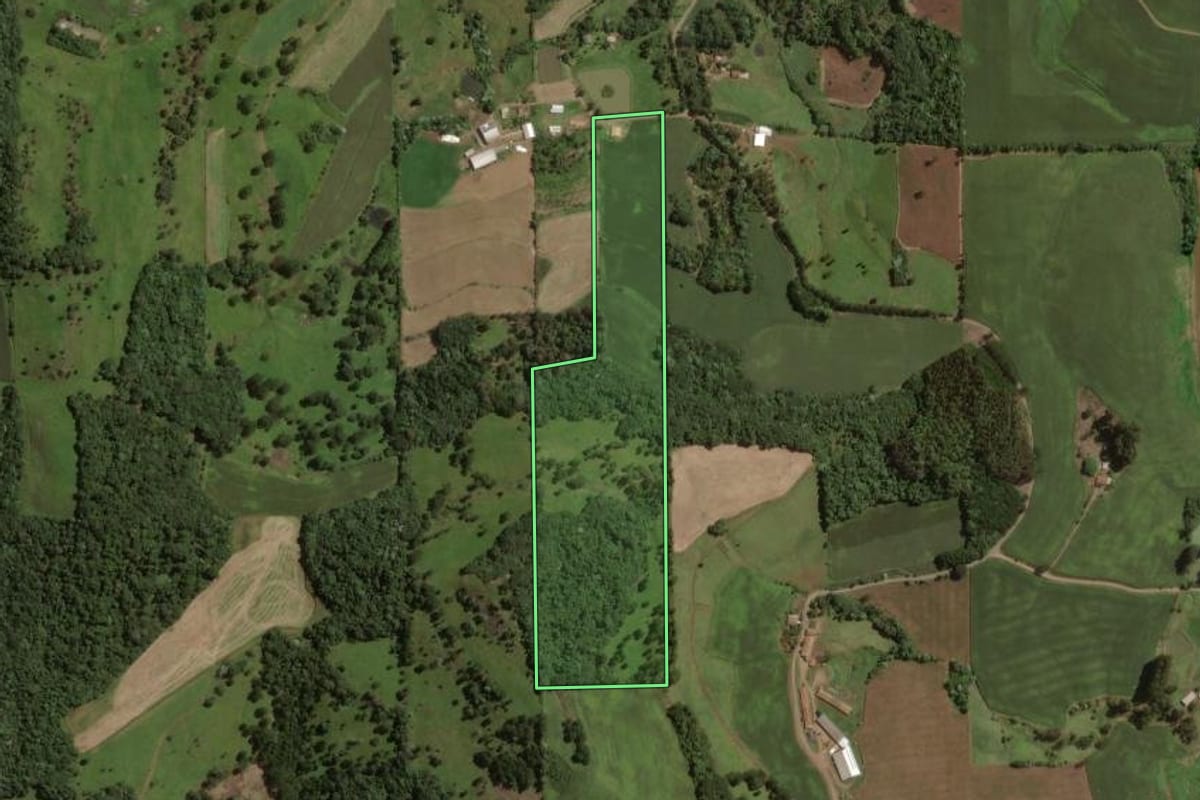 Imagem de satélite do imóvel rural em Água Doce (SC), com o contorno declarado no CAR desenhado por cima.