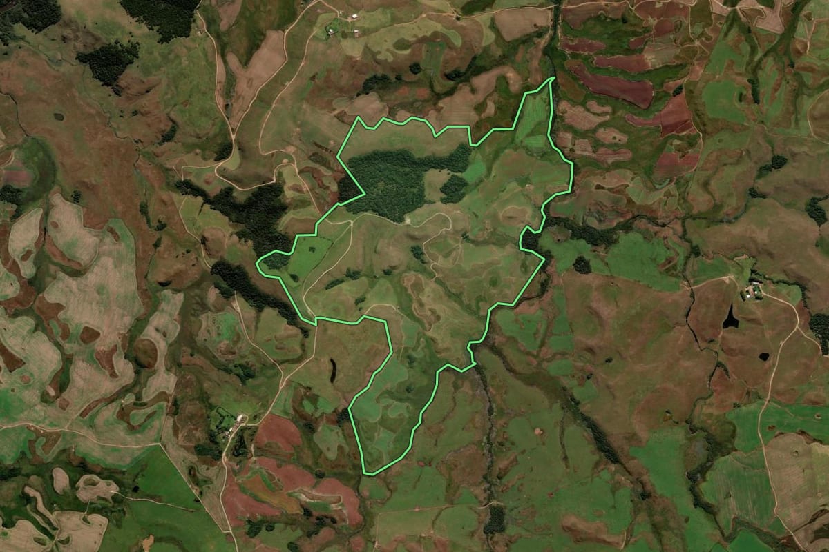 Imagem de satélite do imóvel rural em Água Doce (SC), com o contorno declarado no CAR desenhado por cima.