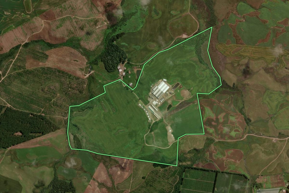 Imagem de satélite do imóvel rural em Água Doce (SC), com o contorno declarado no CAR desenhado por cima.