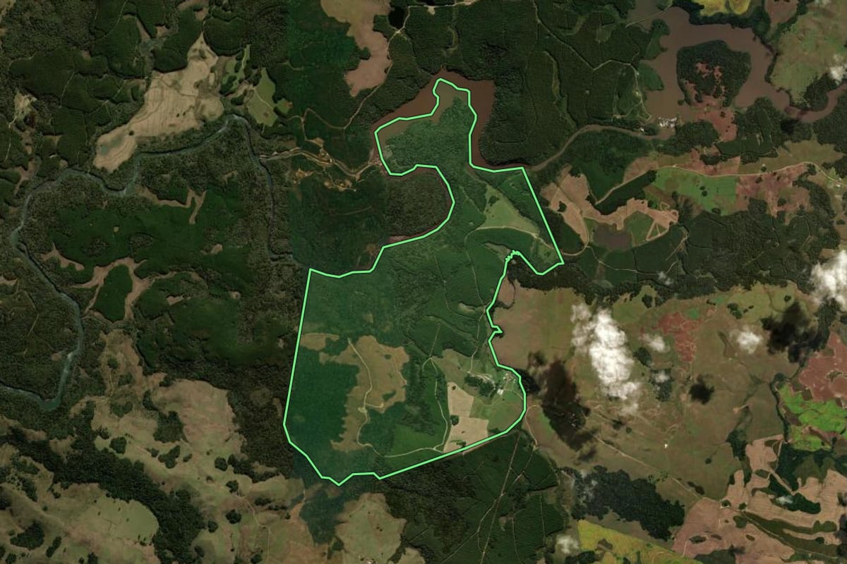 Imagem de satélite do imóvel rural em Água Doce (SC), com o contorno declarado no CAR desenhado por cima.
