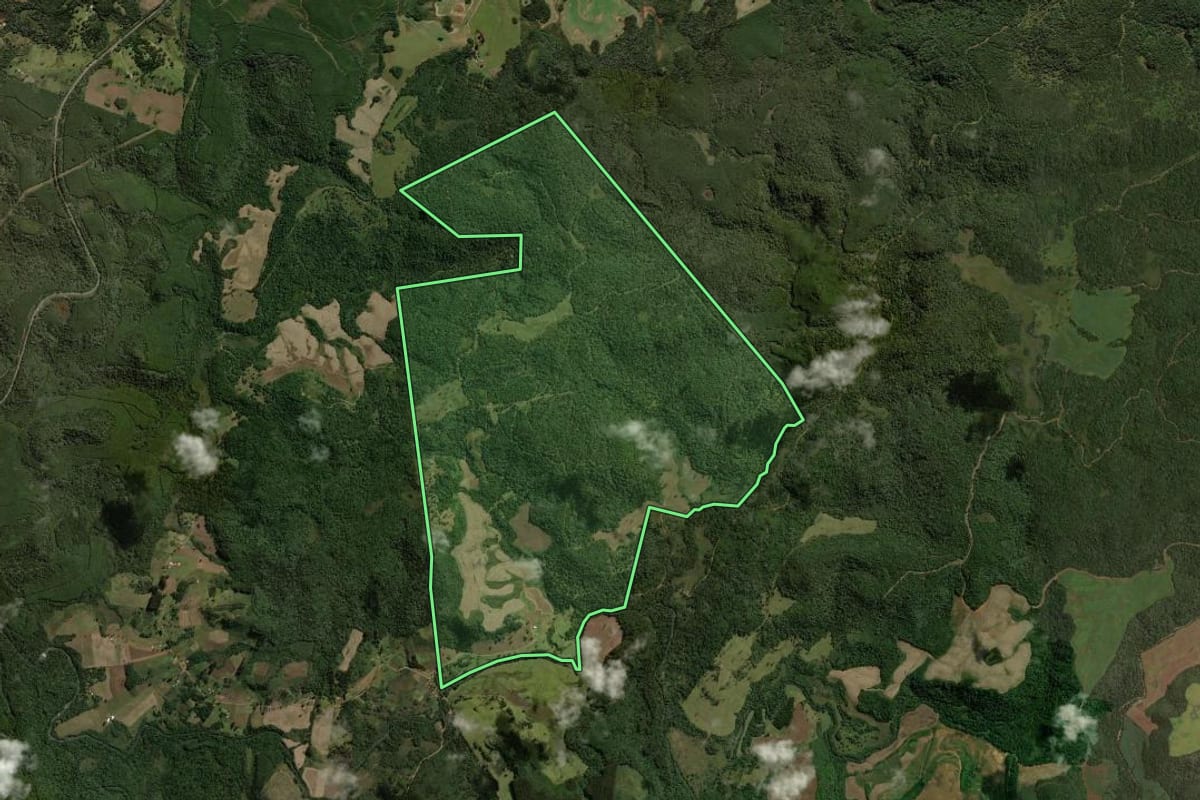 Imagem de satélite do imóvel rural em Água Doce (SC), com o contorno declarado no CAR desenhado por cima.