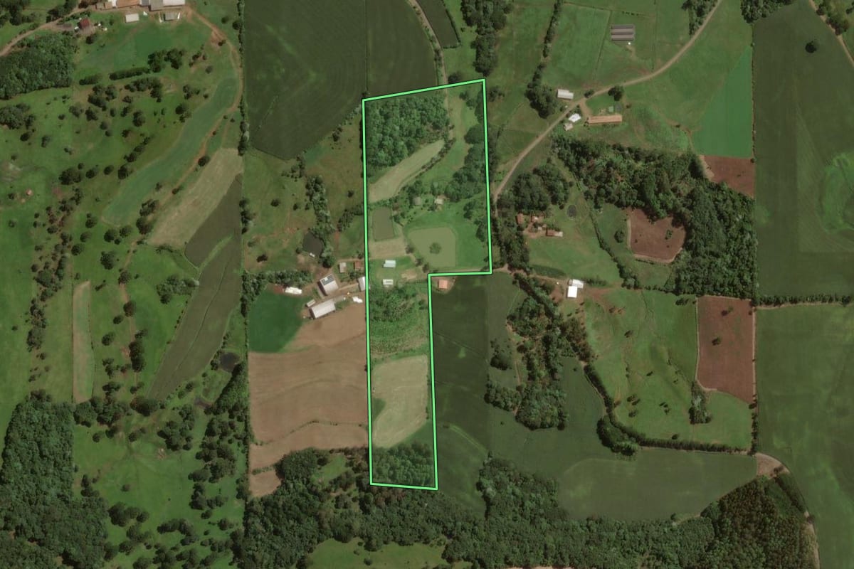Imagem de satélite do imóvel rural em Água Doce (SC), com o contorno declarado no CAR desenhado por cima.