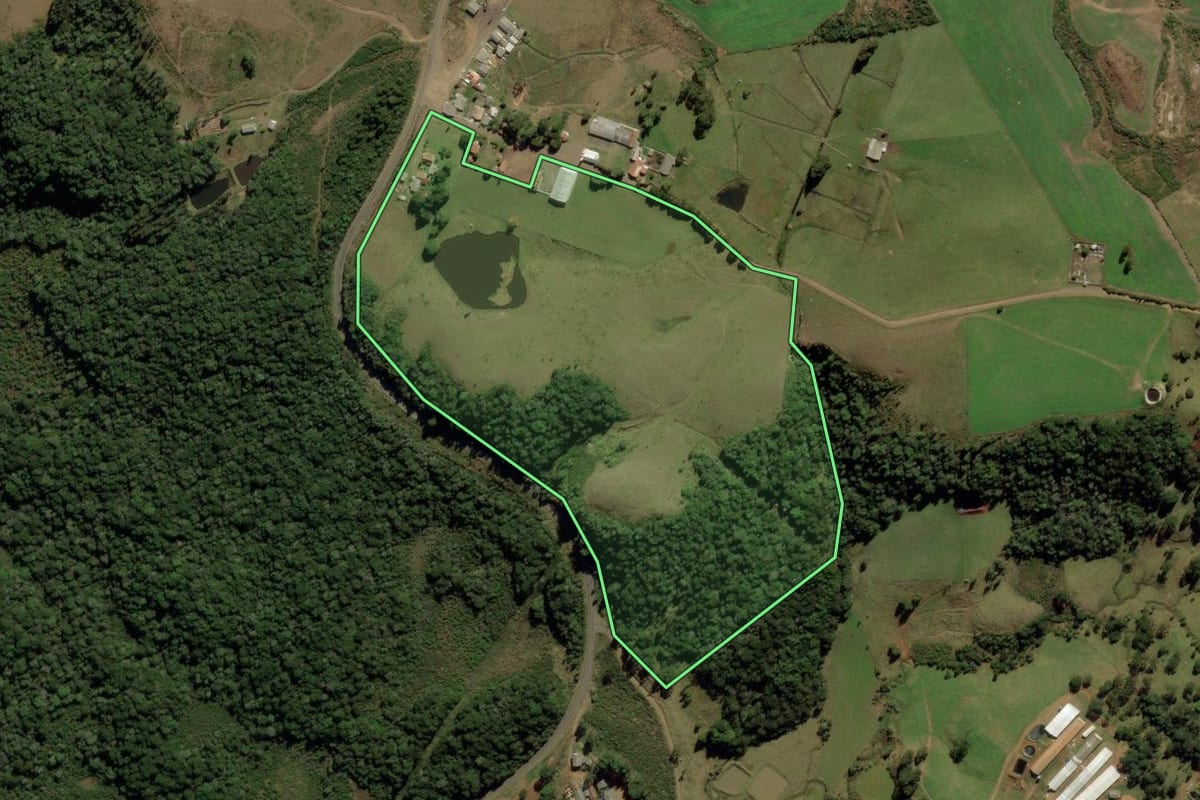 Imagem de satélite do imóvel rural em Água Doce (SC), com o contorno declarado no CAR desenhado por cima.