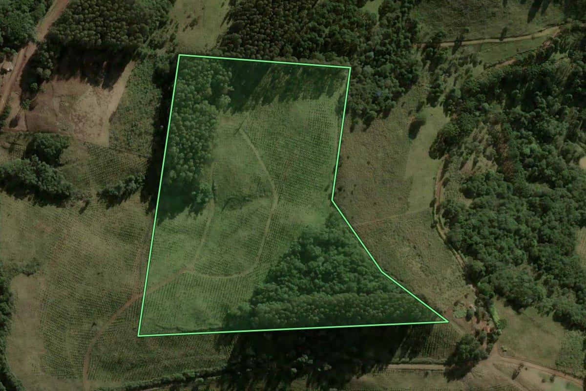 Imagem de satélite do imóvel rural em Água Doce (SC), com o contorno declarado no CAR desenhado por cima.