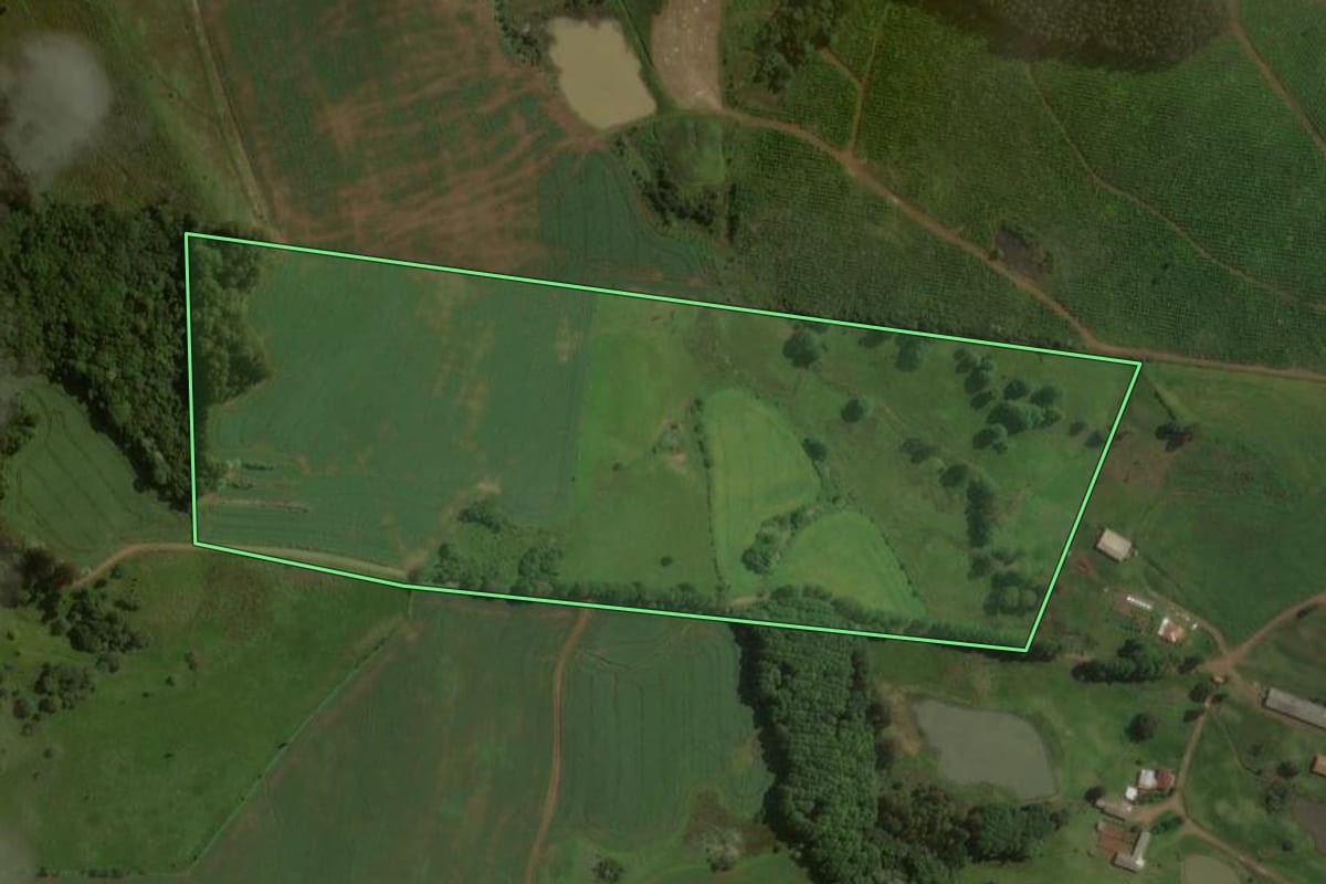 Imagem de satélite do imóvel rural em Água Doce (SC), com o contorno declarado no CAR desenhado por cima.