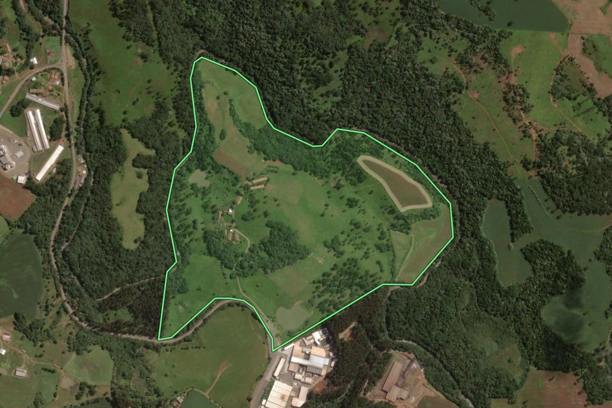 Imagem de satélite do imóvel rural em Água Doce (SC), com o contorno declarado no CAR desenhado por cima.
