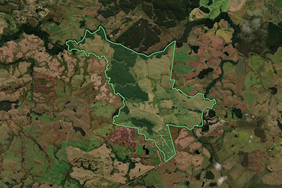 Imagem de satélite do imóvel rural em Água Doce (SC), com o contorno declarado no CAR desenhado por cima.
