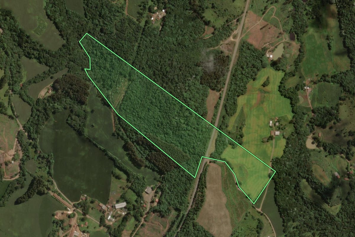 Imagem de satélite do imóvel rural em Água Doce (SC), com o contorno declarado no CAR desenhado por cima.