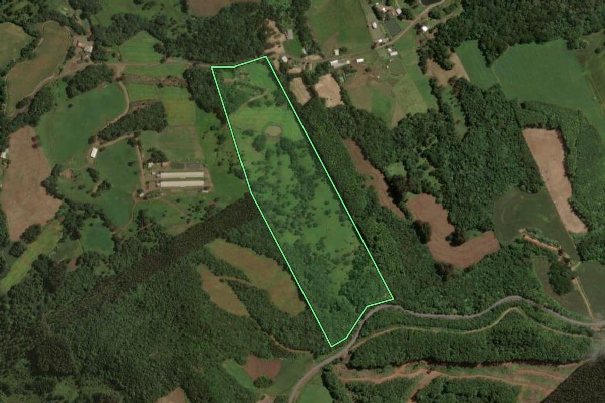 Imagem de satélite do imóvel rural em Água Doce (SC), com o contorno declarado no CAR desenhado por cima.