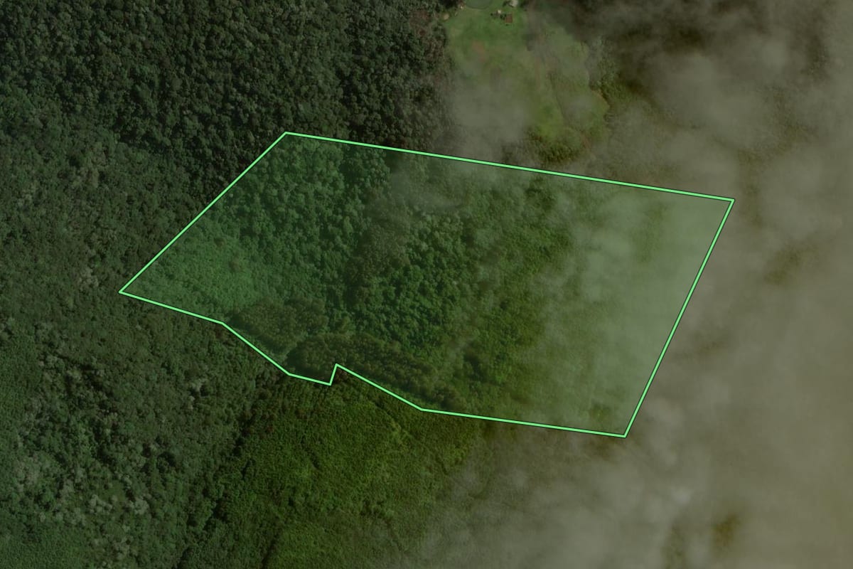 Imagem de satélite do imóvel rural em Água Doce (SC), com o contorno declarado no CAR desenhado por cima.