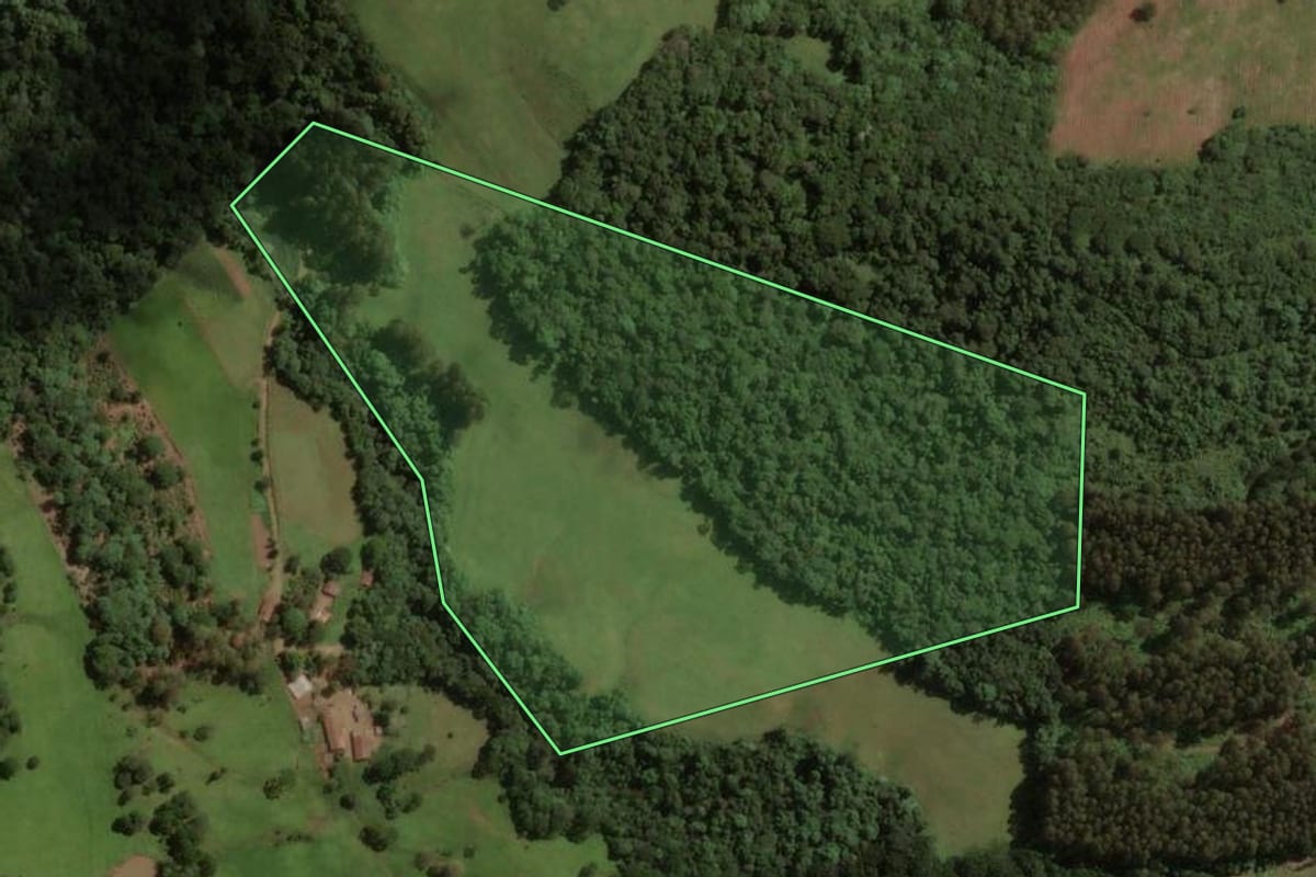 Imagem de satélite do imóvel rural em Água Doce (SC), com o contorno declarado no CAR desenhado por cima.