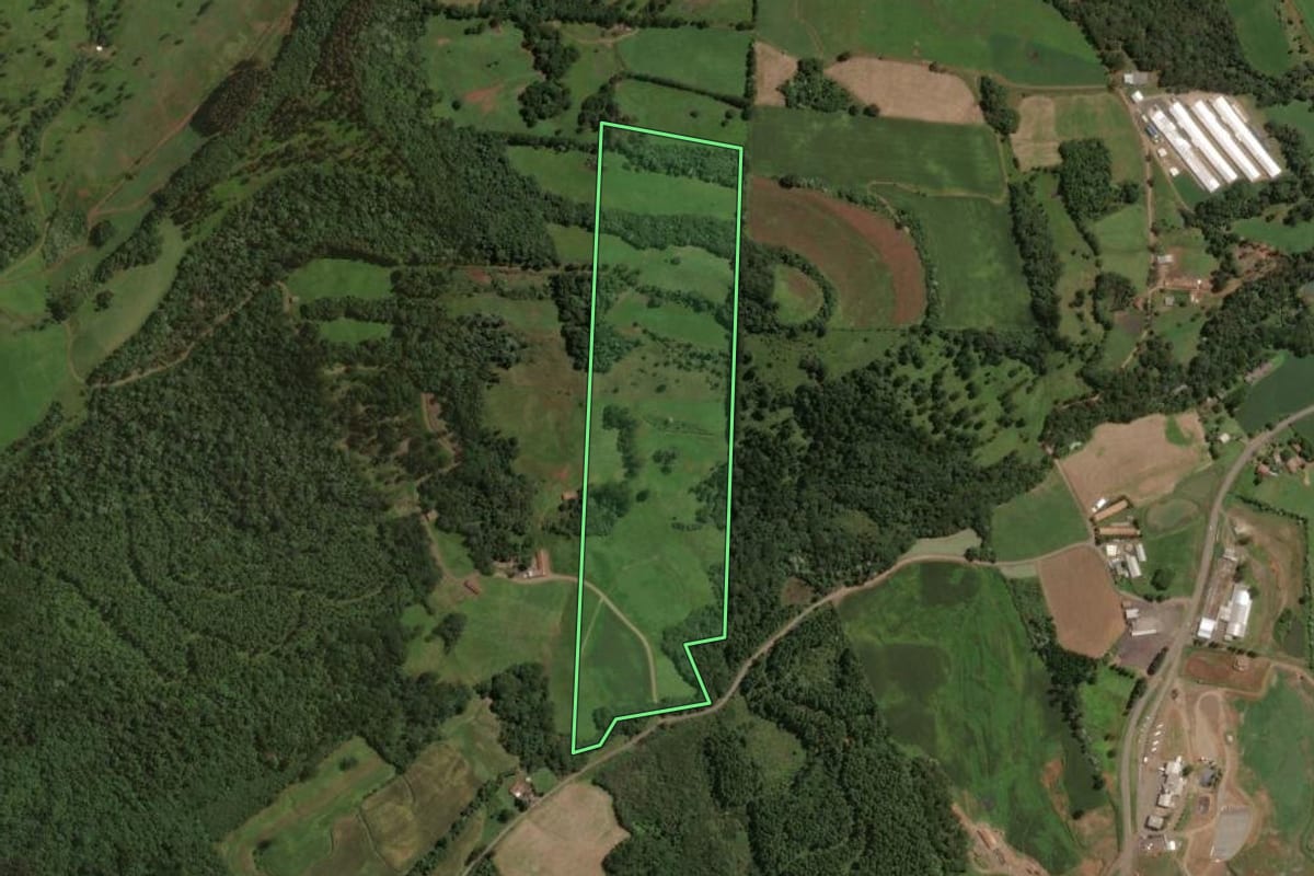 Imagem de satélite do imóvel rural em Água Doce (SC), com o contorno declarado no CAR desenhado por cima.