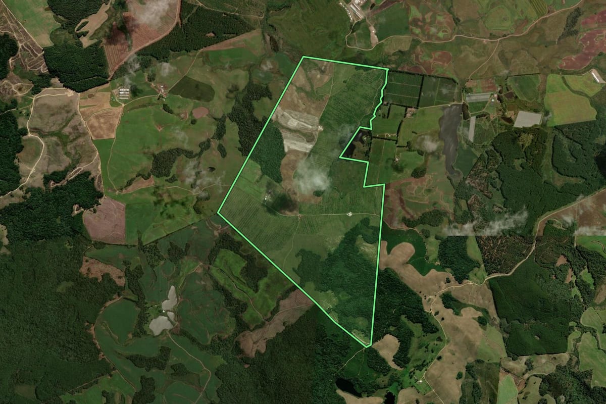 Imagem de satélite do imóvel rural em Água Doce (SC), com o contorno declarado no CAR desenhado por cima.