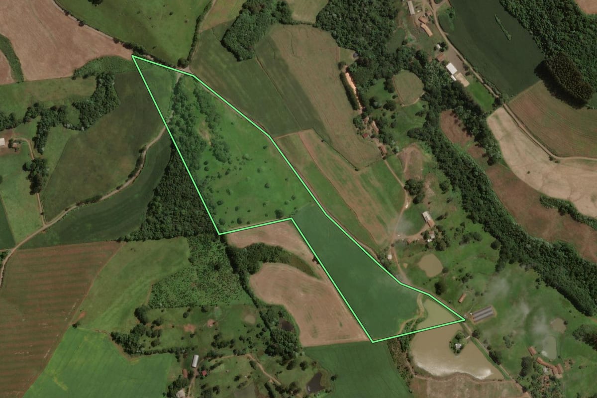 Imagem de satélite do imóvel rural em Água Doce (SC), com o contorno declarado no CAR desenhado por cima.