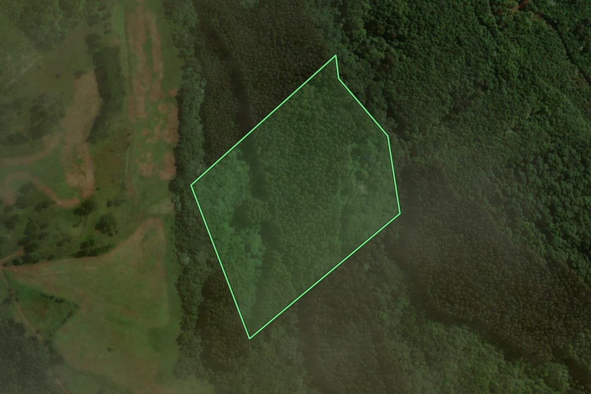 Imagem de satélite do imóvel rural em Água Doce (SC), com o contorno declarado no CAR desenhado por cima.