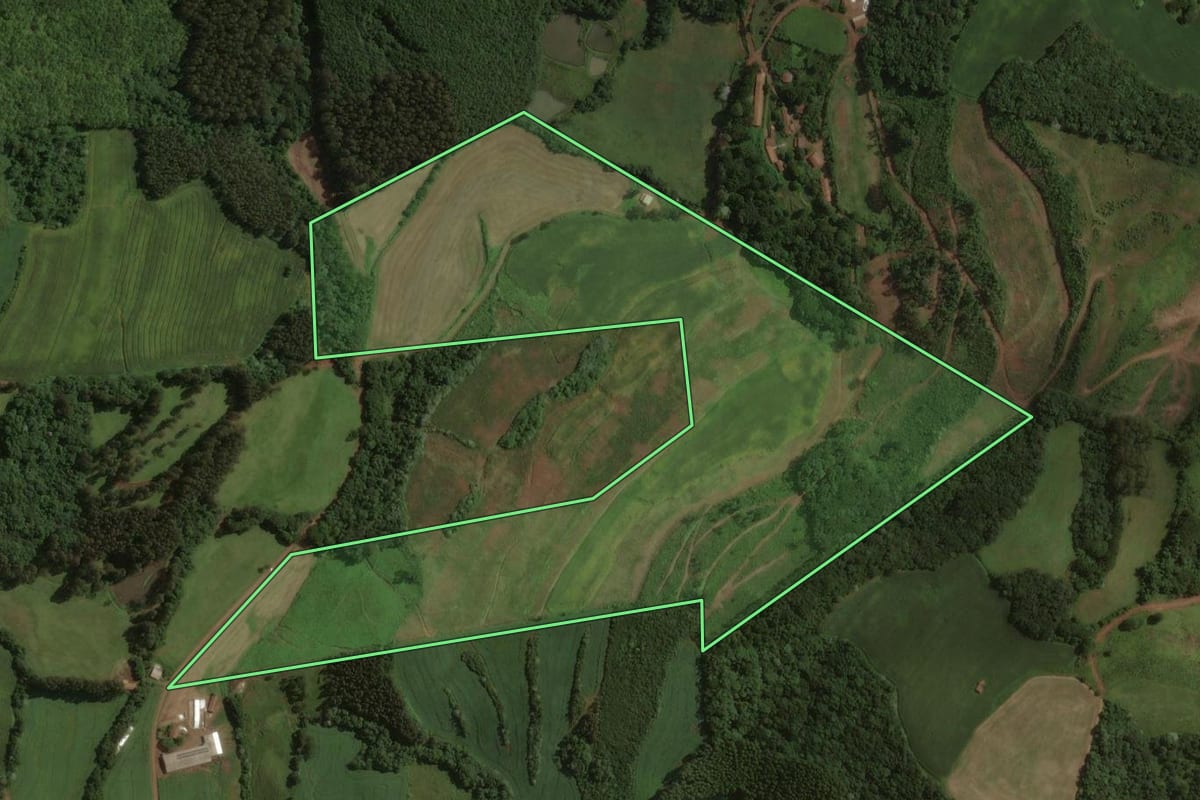 Imagem de satélite do imóvel rural em Água Doce (SC), com o contorno declarado no CAR desenhado por cima.
