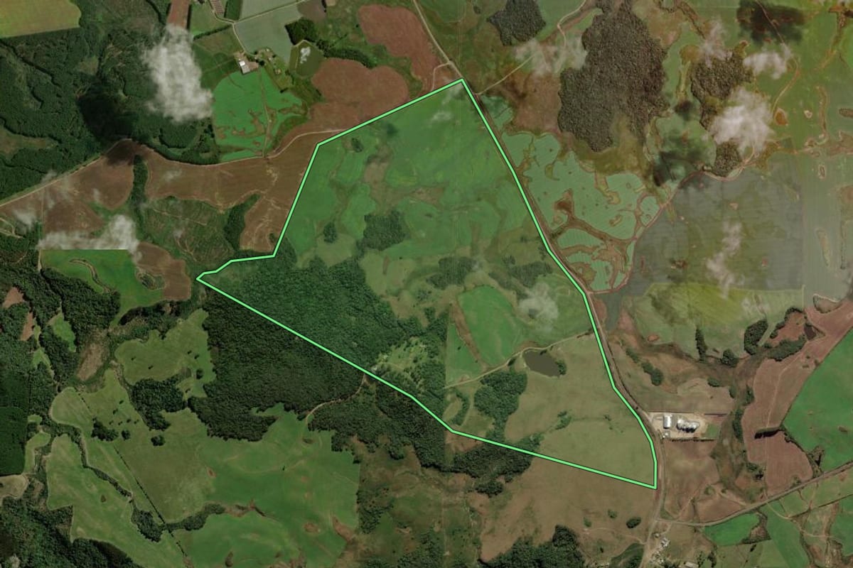 Imagem de satélite do imóvel rural em Água Doce (SC), com o contorno declarado no CAR desenhado por cima.