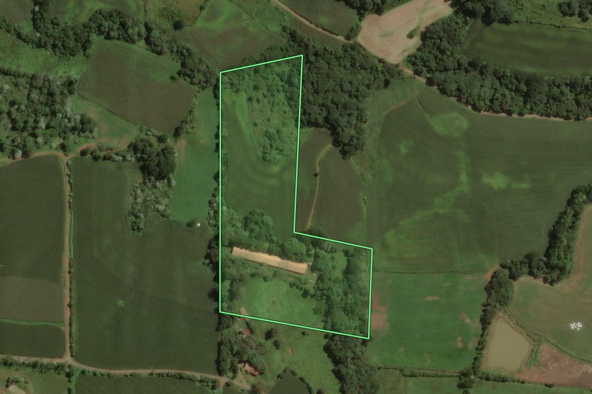 Imagem de satélite do imóvel rural em Água Doce (SC), com o contorno declarado no CAR desenhado por cima.