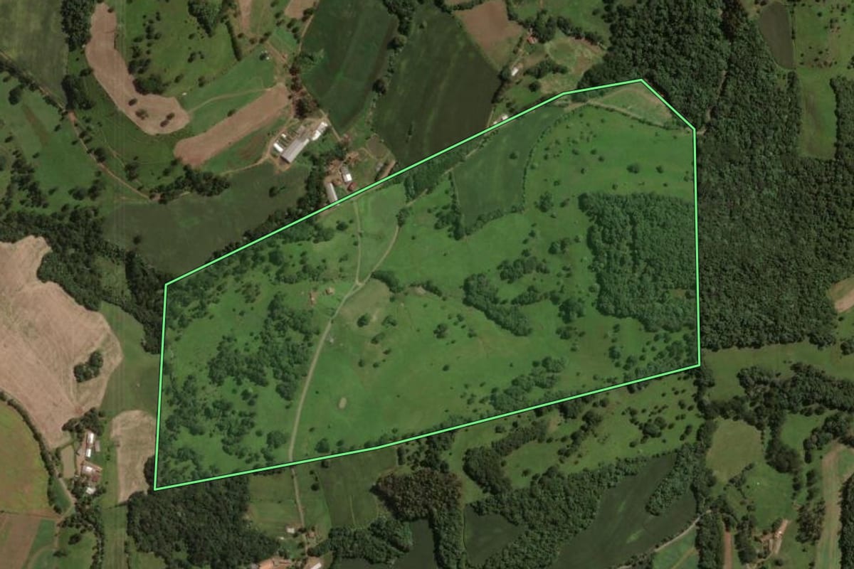 Imagem de satélite do imóvel rural em Água Doce (SC), com o contorno declarado no CAR desenhado por cima.