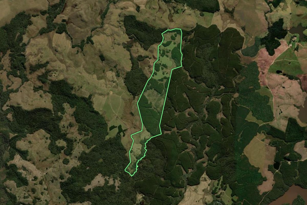 Imagem de satélite do imóvel rural em Água Doce (SC), com o contorno declarado no CAR desenhado por cima.