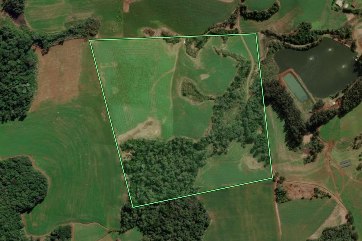 Imagem de satélite do imóvel rural em Água Doce (SC), com o contorno declarado no CAR desenhado por cima.