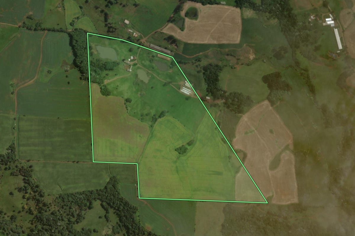 Imagem de satélite do imóvel rural em Água Doce (SC), com o contorno declarado no CAR desenhado por cima.