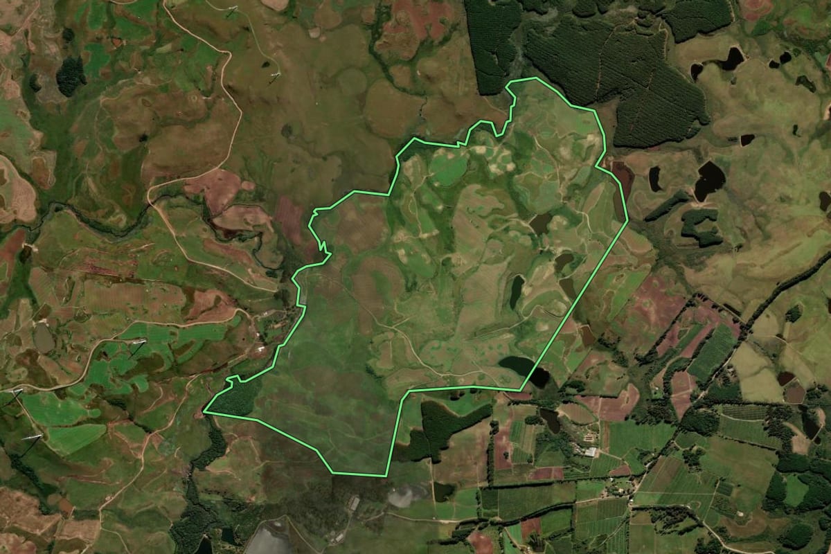 Imagem de satélite do imóvel rural em Água Doce (SC), com o contorno declarado no CAR desenhado por cima.