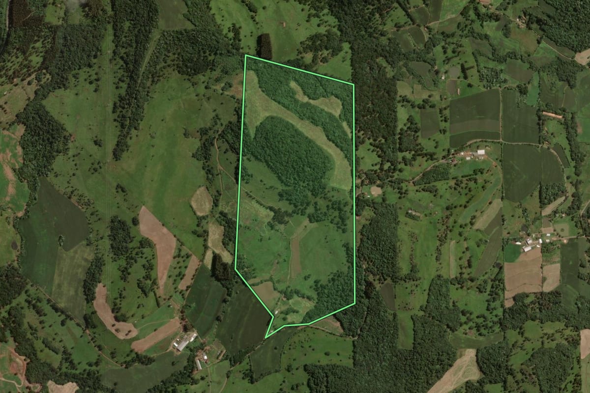 Imagem de satélite do imóvel rural em Água Doce (SC), com o contorno declarado no CAR desenhado por cima.