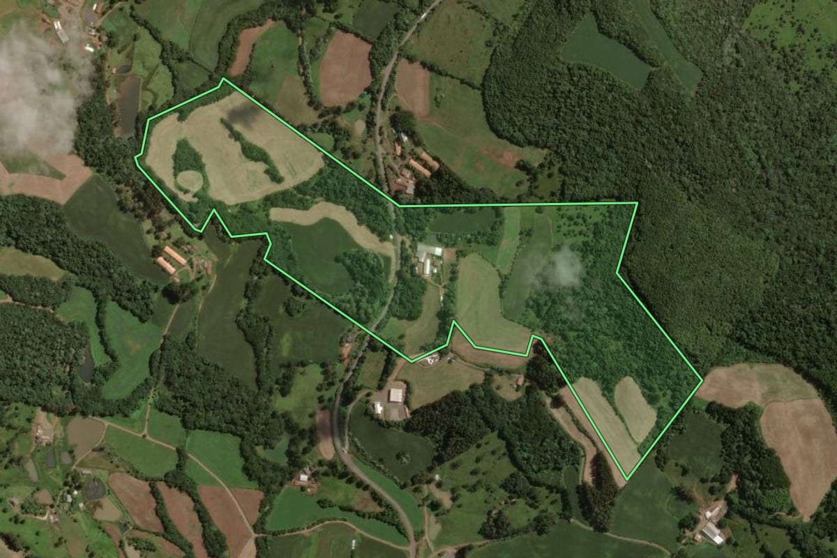 Imagem de satélite do imóvel rural em Água Doce (SC), com o contorno declarado no CAR desenhado por cima.