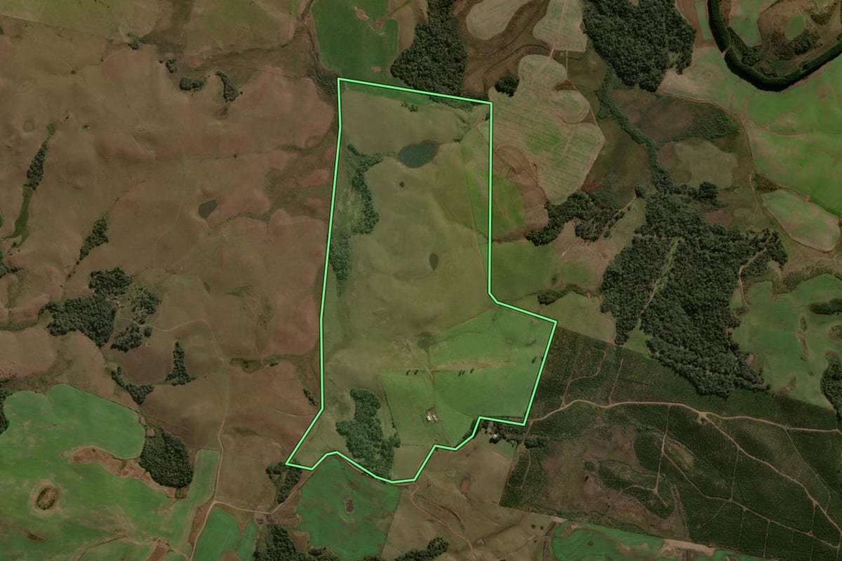 Imagem de satélite do imóvel rural em Água Doce (SC), com o contorno declarado no CAR desenhado por cima.