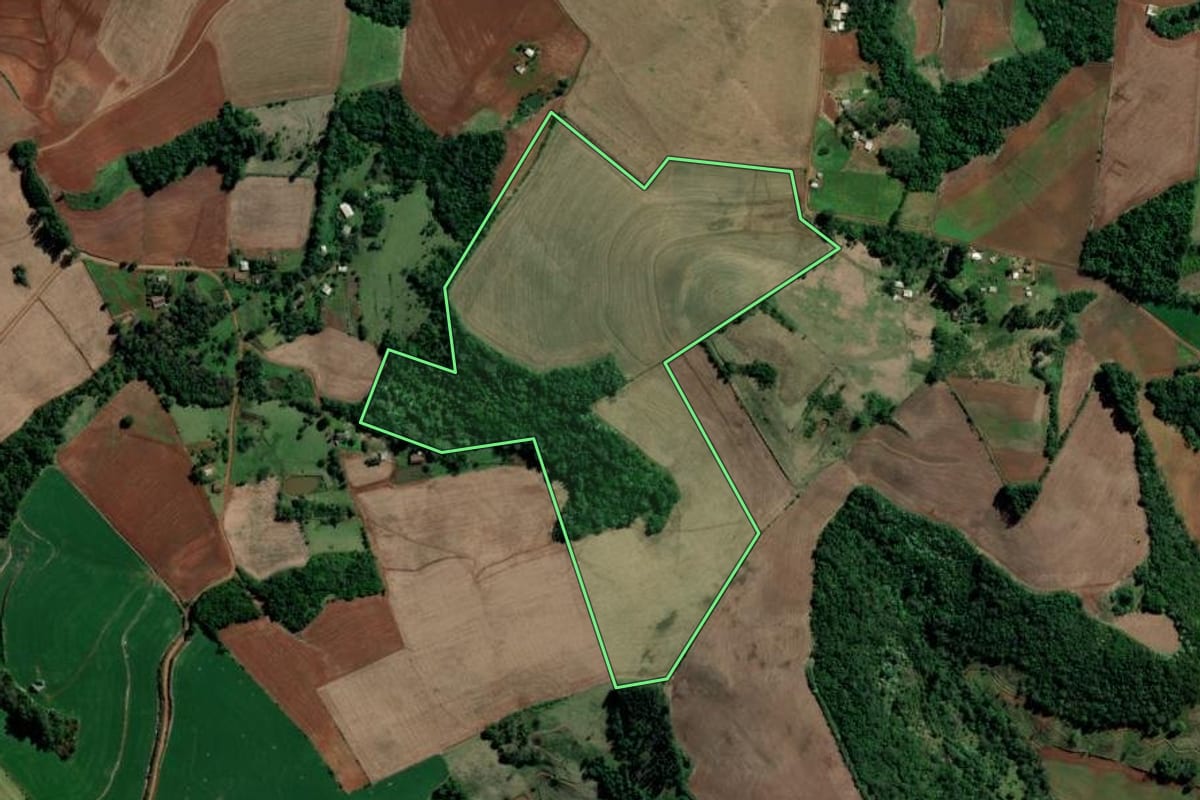 Imagem de satélite do imóvel rural em Águas de Chapecó (SC), com o contorno declarado no CAR desenhado por cima.