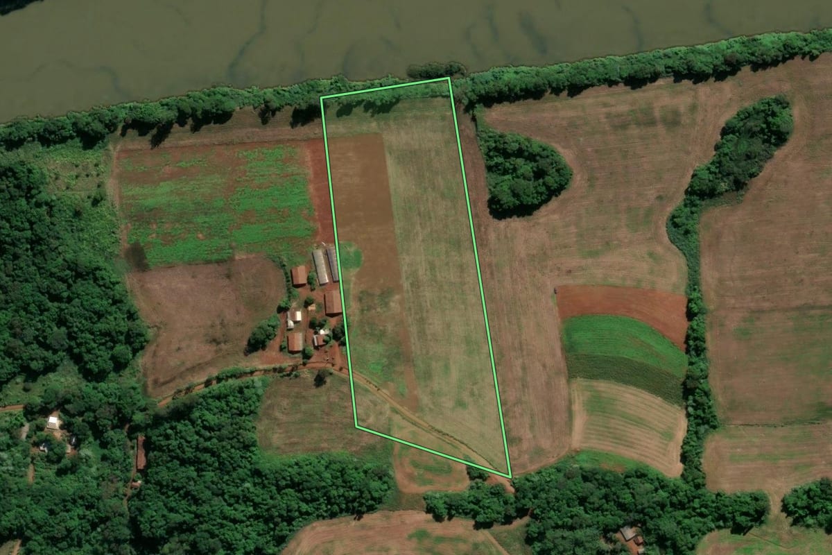 Imagem de satélite do imóvel rural em Águas de Chapecó (SC), com o contorno declarado no CAR desenhado por cima.