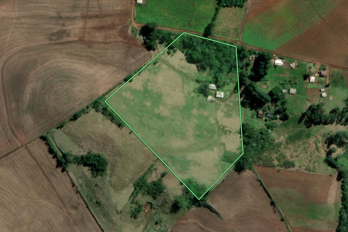 Imagem de satélite do imóvel rural em Águas de Chapecó (SC), com o contorno declarado no CAR desenhado por cima.