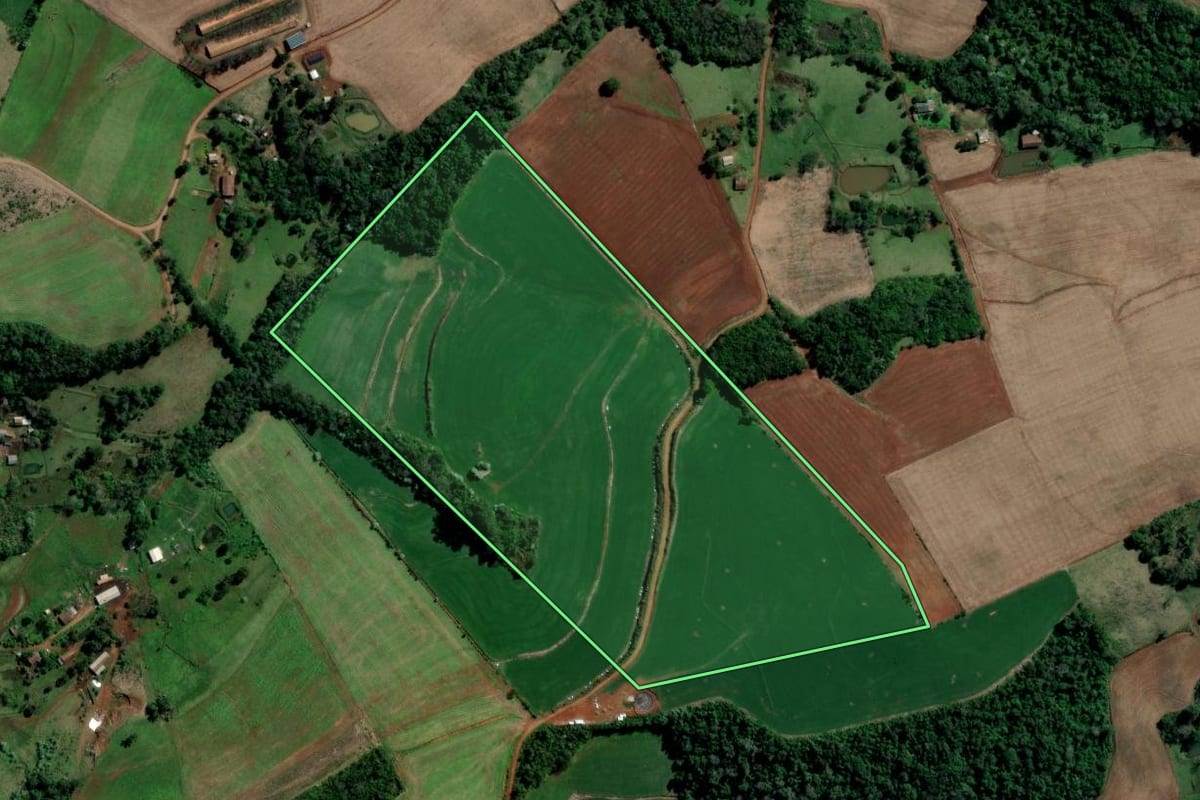 Imagem de satélite do imóvel rural em Águas de Chapecó (SC), com o contorno declarado no CAR desenhado por cima.