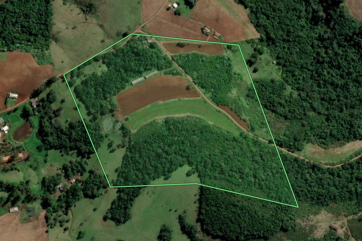 Imagem de satélite do imóvel rural em Águas de Chapecó (SC), com o contorno declarado no CAR desenhado por cima.