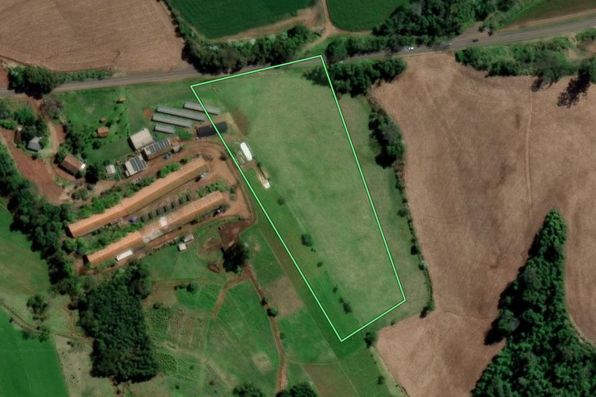 Imagem de satélite do imóvel rural em Águas de Chapecó (SC), com o contorno declarado no CAR desenhado por cima.