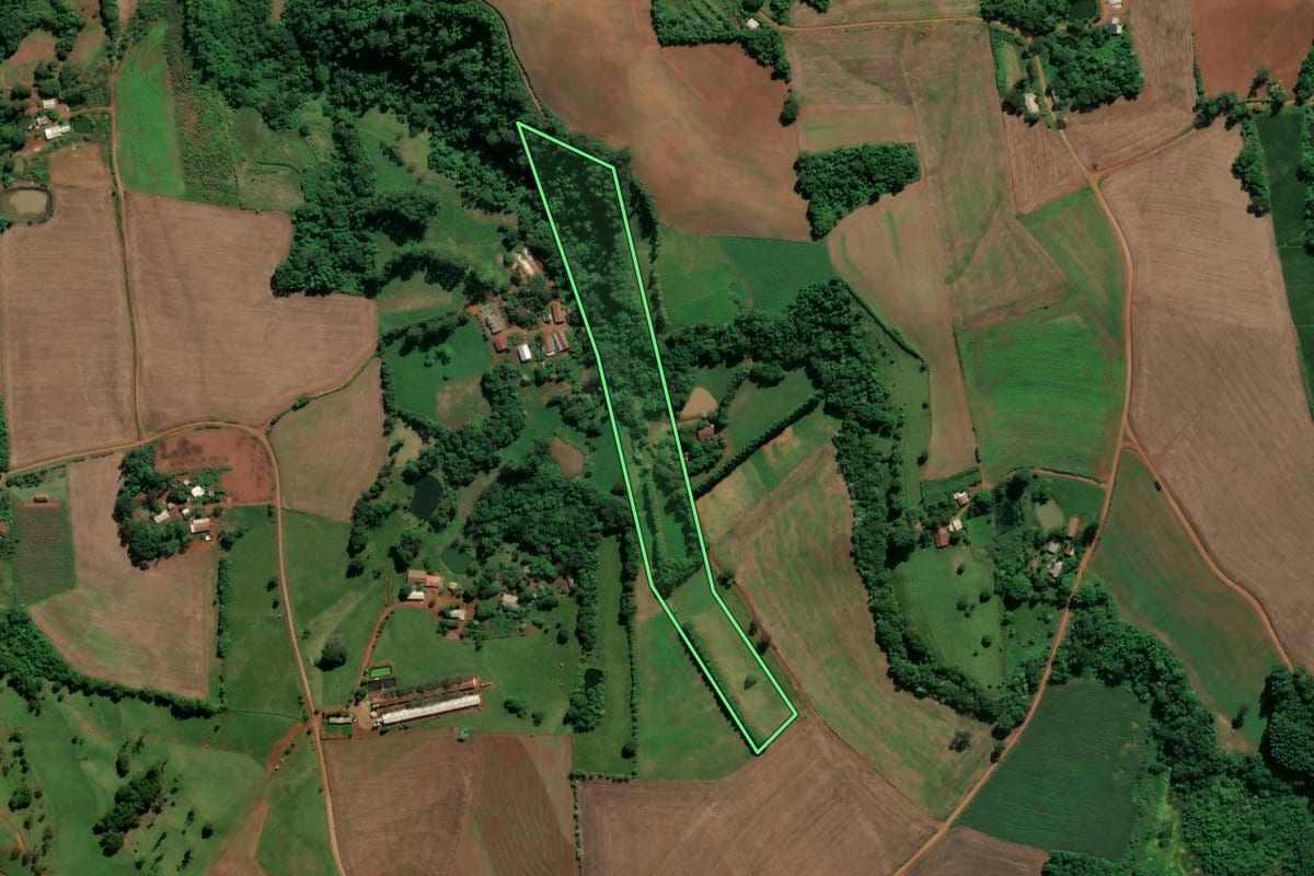 Imagem de satélite do imóvel rural em Águas de Chapecó (SC), com o contorno declarado no CAR desenhado por cima.