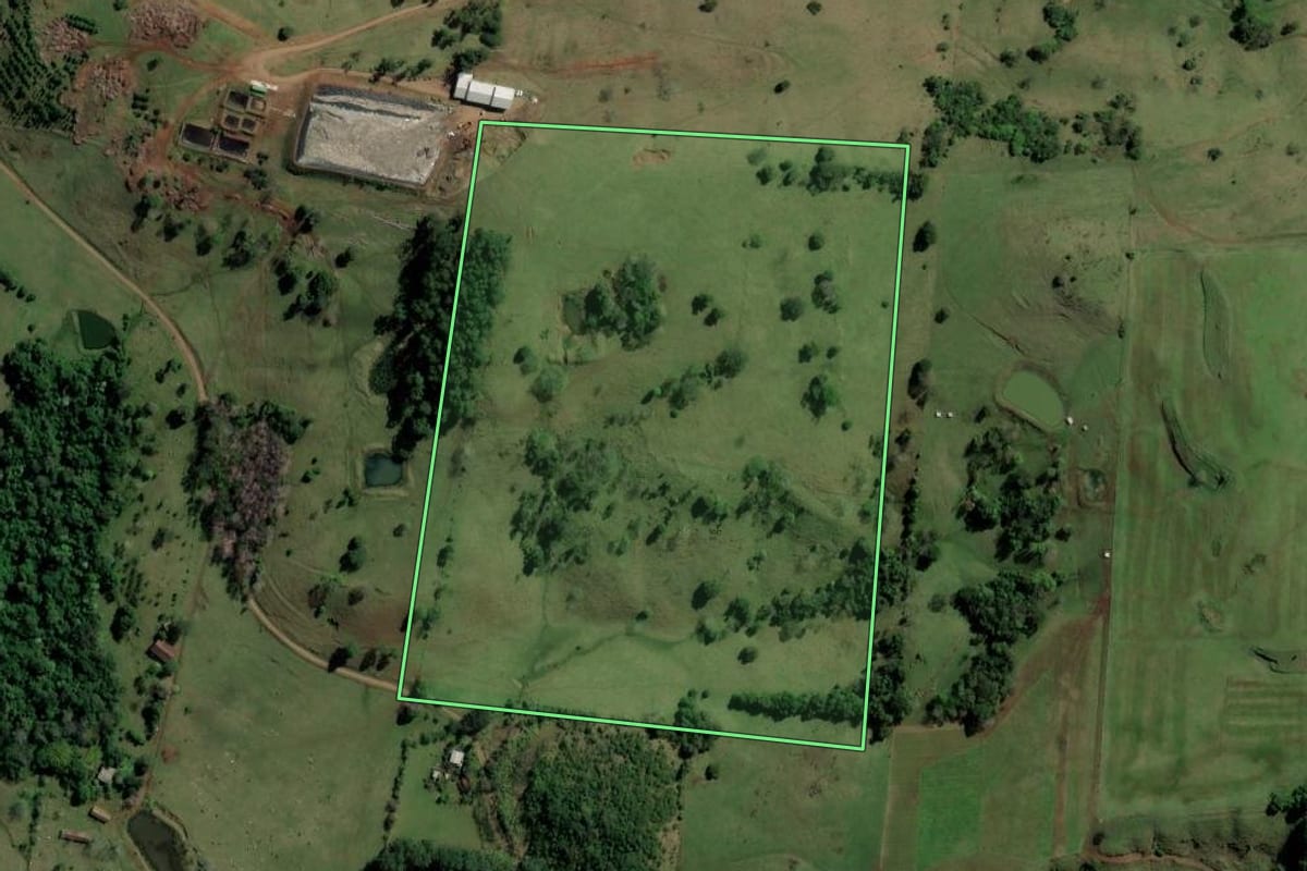 Imagem de satélite do imóvel rural em Águas de Chapecó (SC), com o contorno declarado no CAR desenhado por cima.