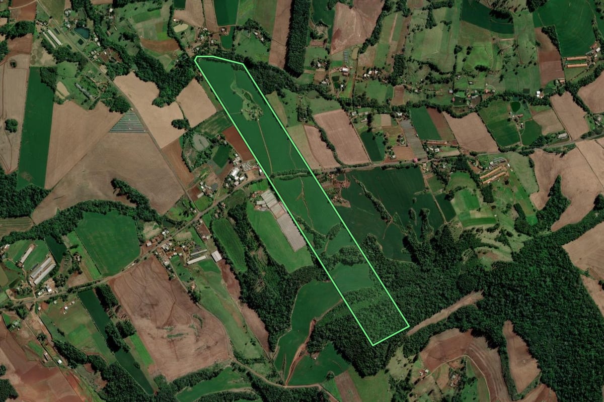 Imagem de satélite do imóvel rural em Águas de Chapecó (SC), com o contorno declarado no CAR desenhado por cima.