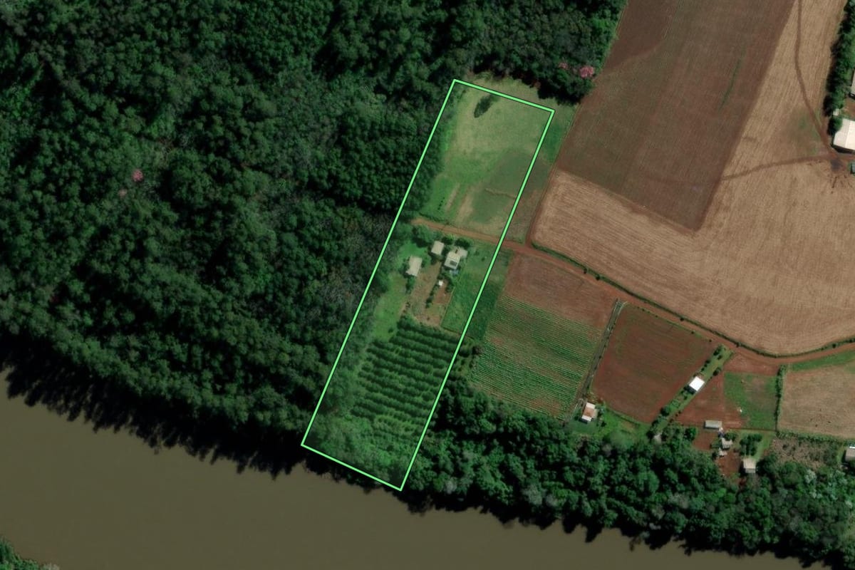 Imagem de satélite do imóvel rural em Águas de Chapecó (SC), com o contorno declarado no CAR desenhado por cima.