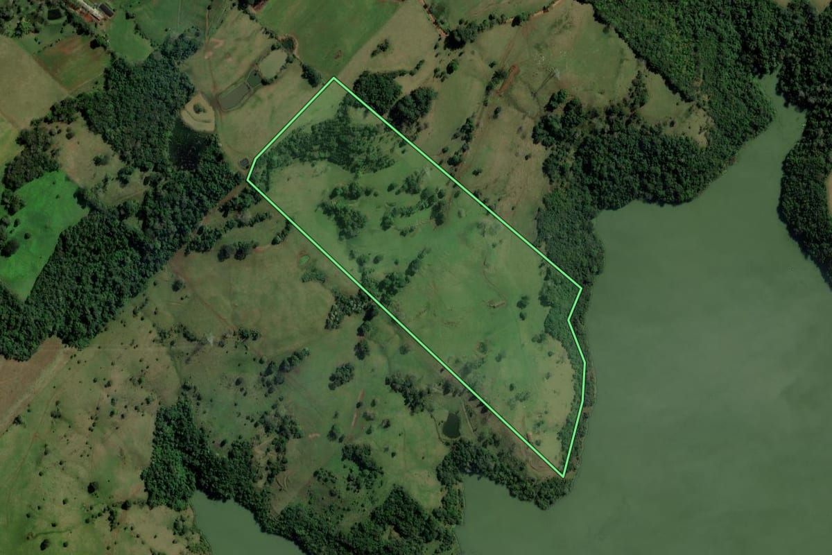 Imagem de satélite do imóvel rural em Águas de Chapecó (SC), com o contorno declarado no CAR desenhado por cima.