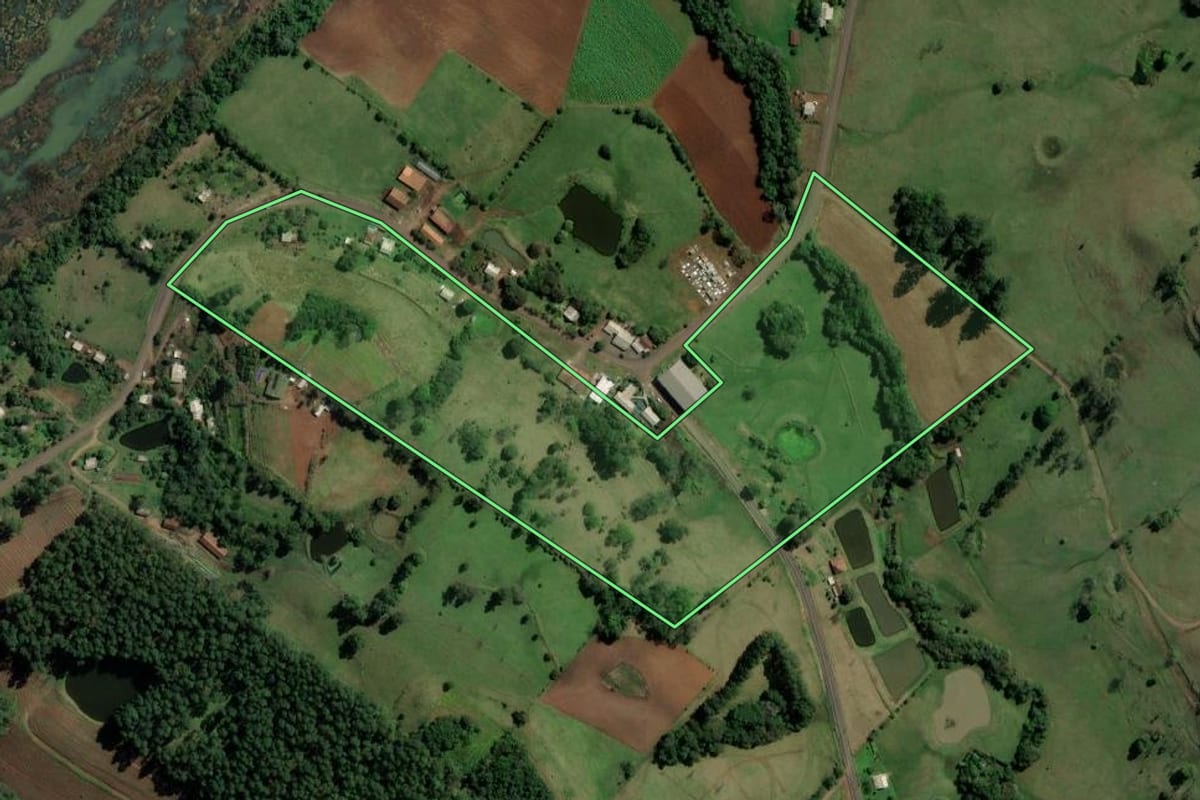Imagem de satélite do imóvel rural em Águas de Chapecó (SC), com o contorno declarado no CAR desenhado por cima.