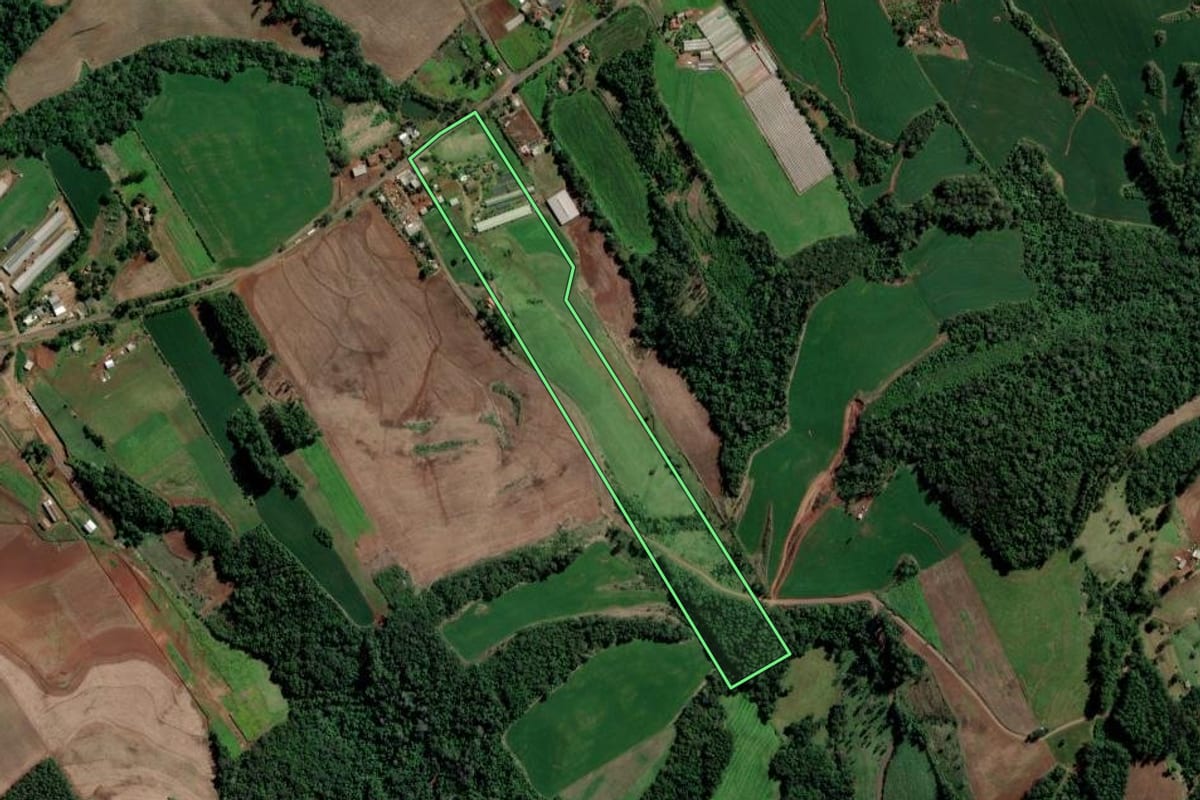 Imagem de satélite do imóvel rural em Águas de Chapecó (SC), com o contorno declarado no CAR desenhado por cima.