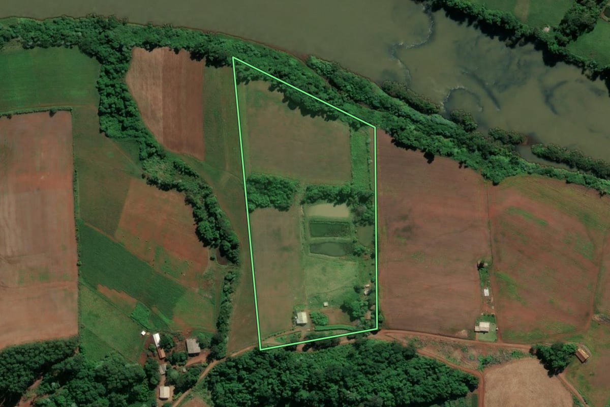 Imagem de satélite do imóvel rural em Águas de Chapecó (SC), com o contorno declarado no CAR desenhado por cima.