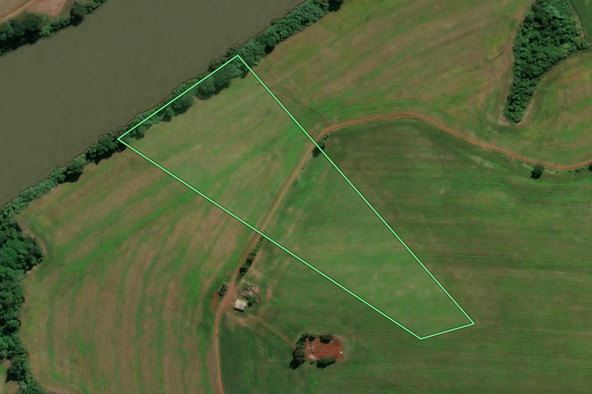 Imagem de satélite do imóvel rural em Águas de Chapecó (SC), com o contorno declarado no CAR desenhado por cima.
